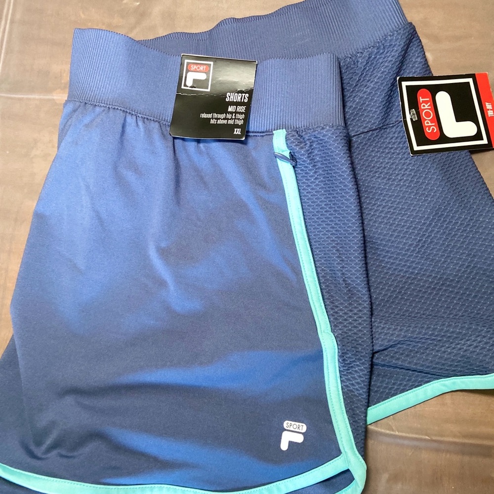 4/25. NWT Fiila Sport Ladies Mid Rise Shorts XXL Shorts. 2 Hidden zipper pockets